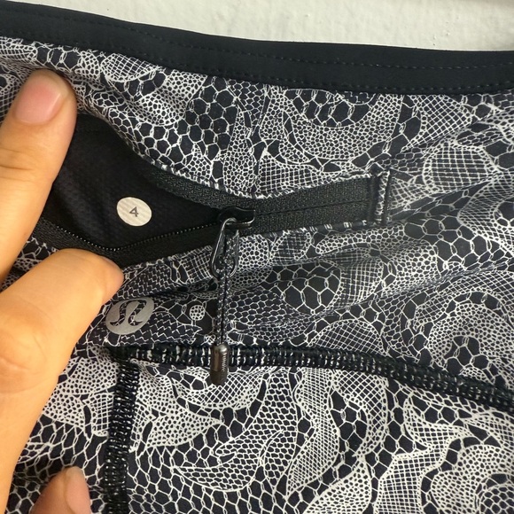 Lululemon Wunder Under Full Length Leggings in a Black and White Pretty Lace 4 - Picture 8 of 8
